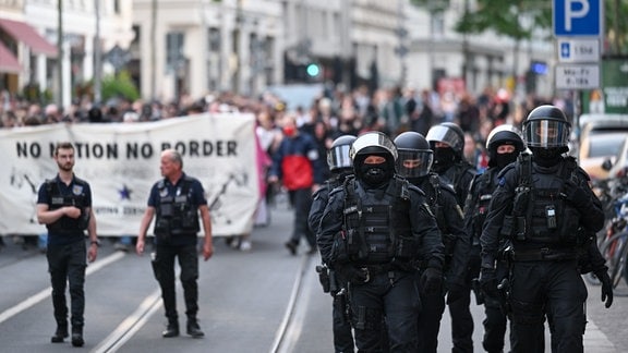 Polizei begleitet eine Demonstration in Leipzig.