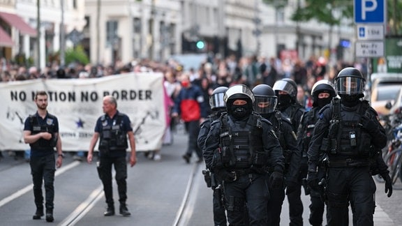 Polizei begleitet eine Demonstration in Leipzig