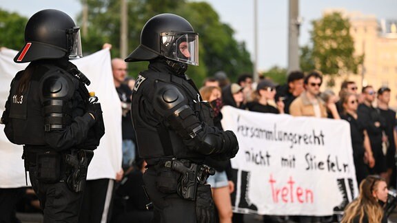 Polizei begleitet eine Demonstration in Leipzig. 