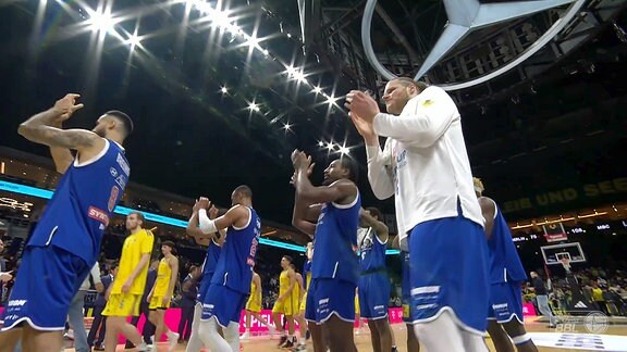 Basketballer applaudieren in der Halle