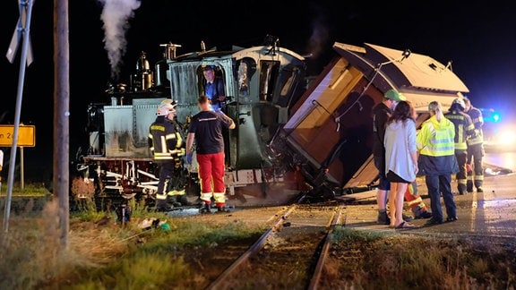 Am Bahnübergang Naundorf ist eine historische Dampflok mit einem Traktor zusammengestoßen, 24 Menschen wurden verletzt.