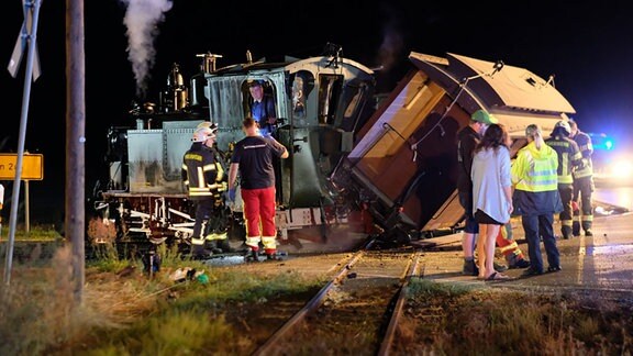 Am Bahnübergang Naundorf ist eine historische Dampflok mit einem Traktor zusammengestoßen, zehn Menschen wurden verletzt.