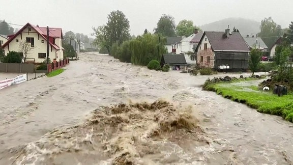 Ein Dorf steht unter Wasser.