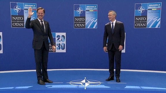 Der neue Nato-Generalsekretär Mark Rutte winkt, neben ihm der scheidende Jens Stoltenberg.