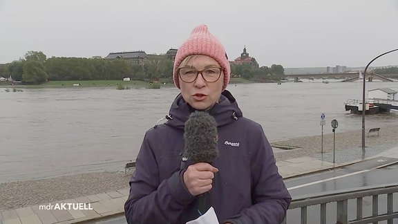 Ines Adam bei einer Schalte aus Dresden.