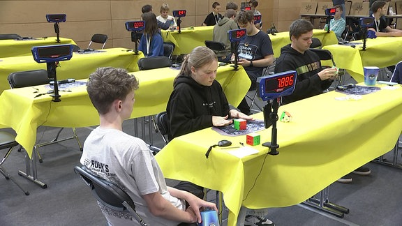 Verschiedene Teilnehmende beim Speedcubing-Wettbewerb.