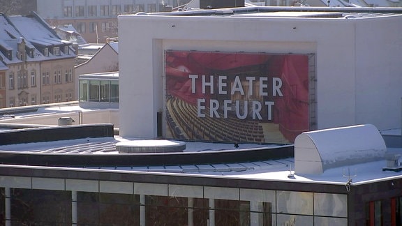 Dach eines Gebäudes mit der Aufschrift "Theater Erfurt"