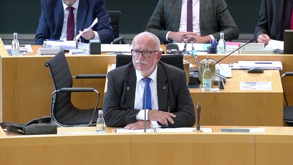 Der Alterspräsident des neuen Thüringer Landtages auf seinem Platz