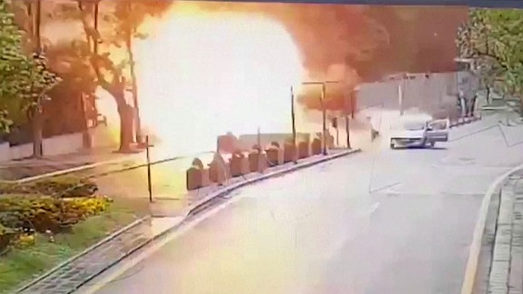 Eine Überwachungskamera zeigt eine Explosion.