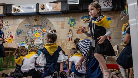 Kinder beginnen das Schuljahr in der U-Bahn-Station Universytet Metro. Um Präsenzunterricht zu ermöglichen wurden in der U-Bahn Unterrichtsräume eingerichtet.