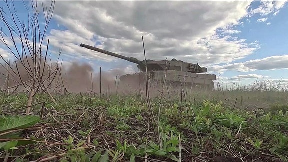 Ein Panzer im Gelände