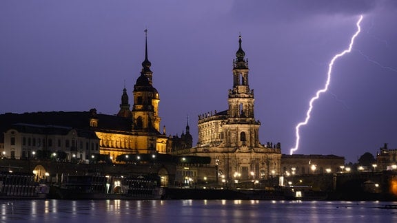 Ein Blitz entlädt sich während eines Gewitters am Abend über der Altstadt neben der Hofkirche.