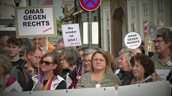 Demonstrantinnen von Omas gegen rechts