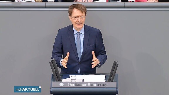 Bundesgesundheitsminister Lauterbach spricht im Bundestag.