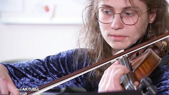 Eine junge Frau spielt Geige.