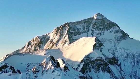 der Mont Everest bei Sonnenschein
