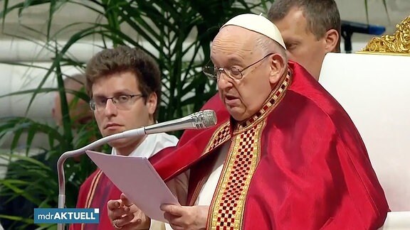 Papst Franziskus liest eine Messe.