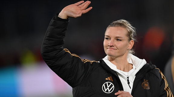 Alexandra Popp winkt nach dem Spiel.