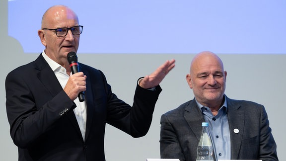 Brandenburgs Ministerpräsident Dietmar Woidke (l), Spitzenkandidat der SPD, spricht während einer Diskussionsveranstaltung im Havel-Saal der Potsdamer Industrie- und Handelskammer (IHK) neben Robert Crumbach (r, Bündnis Sahra Wagenknecht/BSW). 