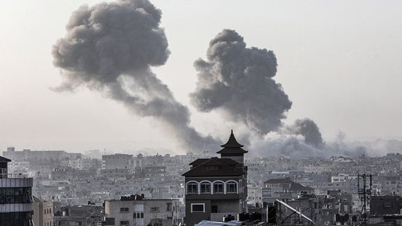 Rauch steigt nach israelischen Luftangriffen in der Nähe des Grenzübergangs Rafah auf. 