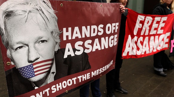Demonstranten halten Banner vor dem Westminster Magistrates Court für die Freilassung des Wikileaks-Gründers Assange.