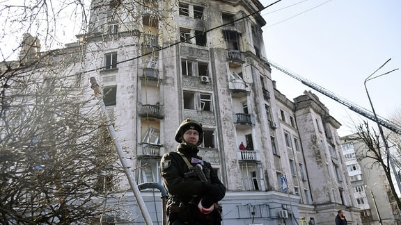 Ein beschädigtes Gebäude nach einem russischen Raketenangriff.