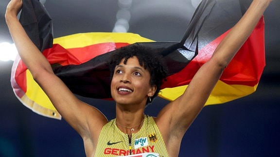 Leichtathletik: Europameisterschaft, Weitsprung, Frauen, Finale, Malaika Mihambo aus Deutschland jubelt nach ihrem Sieg.