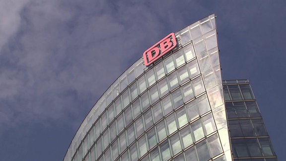 Logo der Deutschen Bahn auf einem Firmengebäude