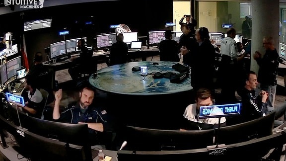 Ein Bild aus einem von Intuitive Machines veröffentlichten Video zeigt das Personal im Kontrollraum, das feiert, nachdem es erfahren hat, dass sein privates Raumschiff namens Odysseus auf dem Mond gelandet ist.