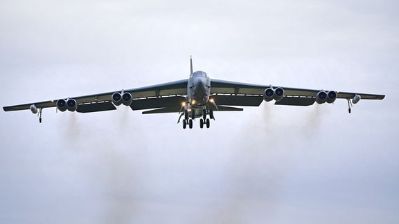 Ein B-52-Bomber der US Air Force (USAF) landet auf dem Luftwaffenstützpunkt RAF Fairford.