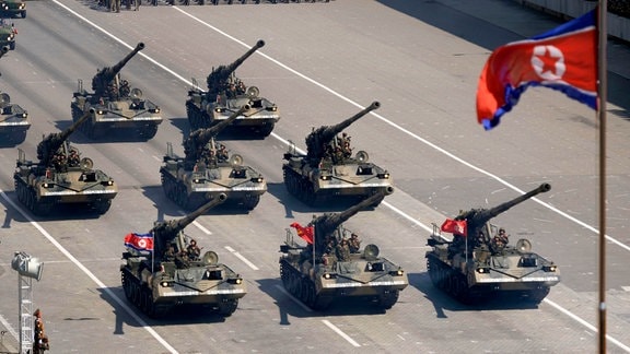 Nordkorea, Pjöngjang: Nordkoreanische Artillerie rollt während einer Militärparade zum 70. Jahrestag Nordkoreas vorbei. (Archivbild)