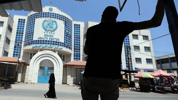 Ein Mann schaut zu einem Gebäude des Palästinenserhilfswerkes UNRWA