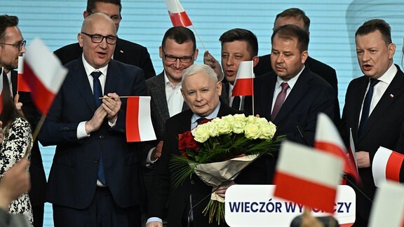 Der Vorsitzende der größten Oppositionspartei Recht und Gerechtigkeit (PiS), Jaroslaw Kaczynski (M) reagiert nach der Bekanntgabe der vorläufigen Ergebnisse der Kommunalwahlen in der PiS-Zentrale in Warschau. 