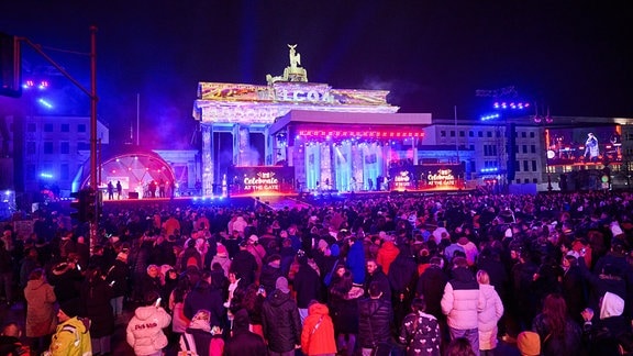 Einige Tausend Menschen feiern bei der Party „Celebrate at the Gate“ am Brandenburger Tor und hören Musik verschiedener Künstler, moderiert von Nick Sawatzki.