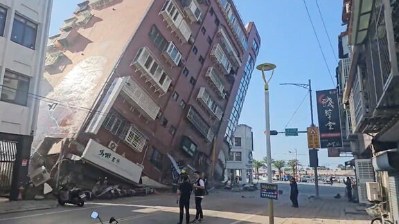 Auf diesem Bild aus einem Video des Fernsehsenders TVBS ist ein teilweise eingestürztes Gebäude in Hualien im Osten Taiwans zu sehen.