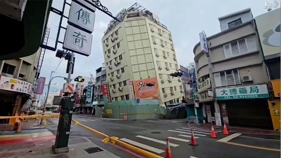 Straßen wurden abgesperrt, nachdem Taiwan von einer Reihe von Erdbeben erschüttert wurde.