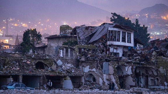 Trümmer zerstörter Wohnhäuser in der Innenstadt von Antakya