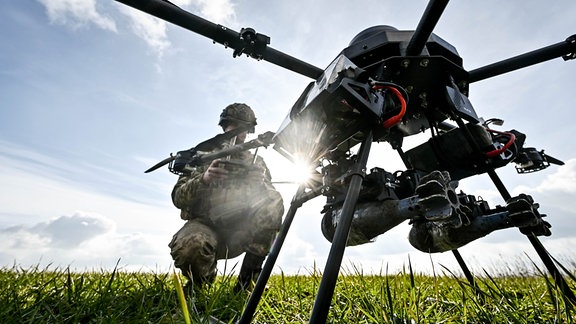 Ein Soldat startet eine Drohne, die eine Nutzlast von bis zu 15 kg hat und mit einer Wärmebildkamera ausgestattet ist.