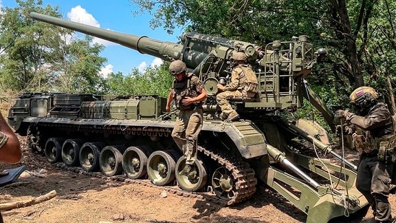 Auf diesem vom russischen Verteidigungsministerium via AP veröffentlichten Videostandbild bedienen russische Soldaten die Panzerkanone 2S7M Malka an einem ungenannten Ort. 