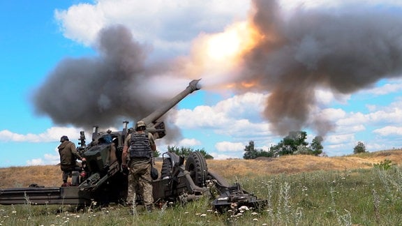 Ukrainische Soldaten feuern eine Haubitze in der Ostukraine ab.