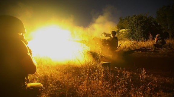 Flugabwehrkanoniere einer speziellen Luftabwehreinheit der ukrainischen Nationalgarde sind bei einem Kampfeinsatz zu sehen.
