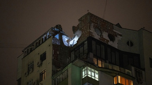 Nach einem russischen Angriff sieht man Schäden auf dem Dach eines Wohnhauses in Kiew, Ukraine