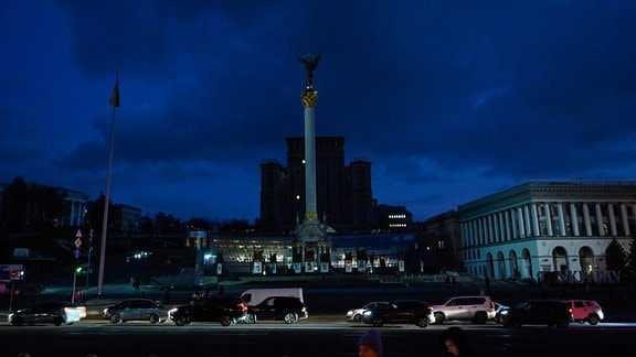Autos fahren am Unabhängigkeitsplatz Majdan Nesaleschnosti vorbei.