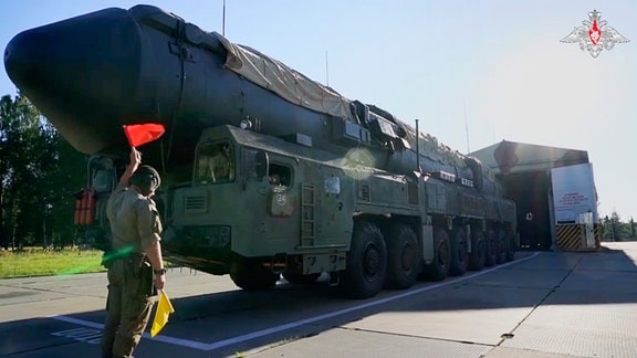  Auf diesem vom Pressedienst des russischen Verteidigungsministeriums via AP veröffentlichten Standbild aus einem Video bewegt sich ein russischer RS-24 Jars-Raketenwerfer während einer Übung aus einem Hangar.