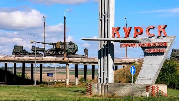 Eine Kolonne der russischen Streitkräfte bewegt sich zum Aufbau von Kräften, die aktive Kampfhandlungen mit ukrainischen Verbänden im Bezirk Sudschanski in der russischen Region Kursk durchführen.