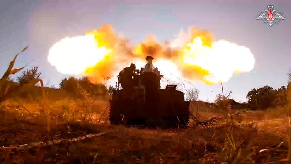 Russische Soldaten feuern an einem ungenannten Ort im russisch-ukrainischen Grenzgebiet Kursk mit einer Giatsint-S-Selbstfahrlafette auf ukrainische Stellungen.