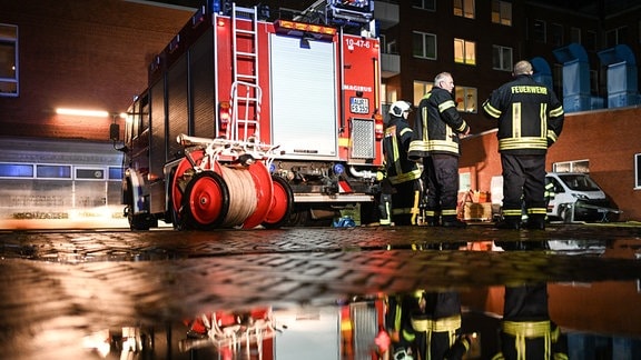 Einsatzkräfte von Feuerwehr versuchen, den Keller der Ubbo-Emius-Klinik auszupumpen, um eine Evakuierung zu verhindern. 