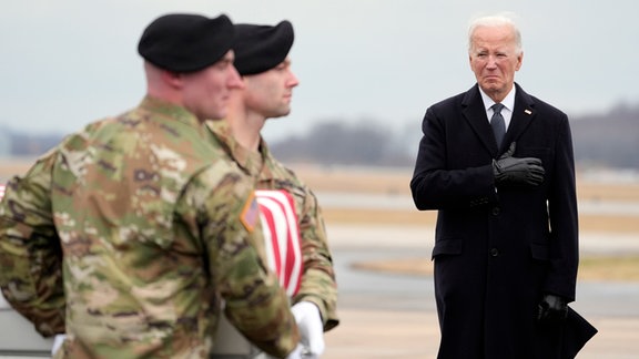 Joe Biden, Präsident der USA, sieht zu, wie ein Armeeteam den mit einer Flagge bedeckten Überführungsbehälter mit den sterblichen Überresten von US Army Sgt. William Jerome Rivers, 46, aus Carrollton, Ga., während einer Überführung auf der Dover Air Force Base, transportieren. 