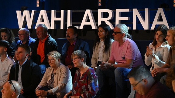 Zuschauer sitzen im Fernsehstudio bei der Wahlarena der ARD zur Europawahl.