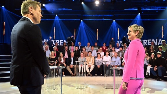 Ellen Ehni, Moderatorin, und Gunnar Breske, Moderator, stehen im Fernsehstudio bei der Wahlarena der ARD zur Europawahl. 